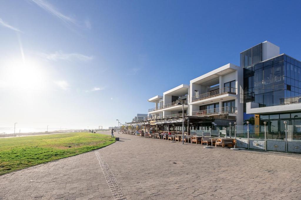 Modern Beachfront 2 Bed, 2 Bath- 143 Eden, Big Bay * Le Cap