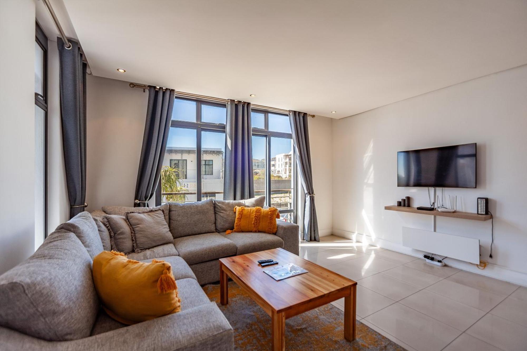 Modern Beachfront 2 Bed, 2 Bath- 143 Eden, Big Bay Le Cap